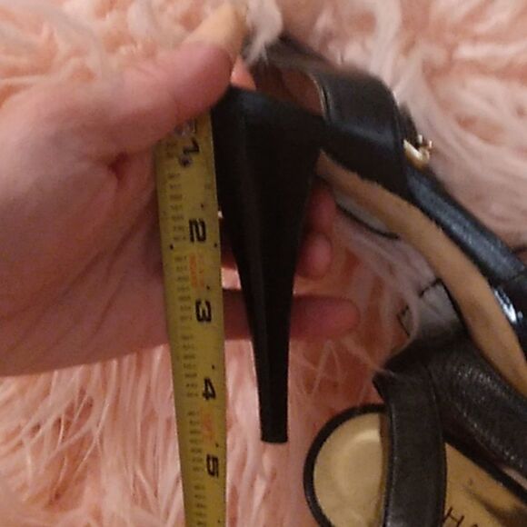 🔥MICHEAL KORS🔥 BLACK LEATHER GOLD STUDDED LOGO HEELS W/ ANKLE STRAP SIZE 7 - Picture 6 of 11